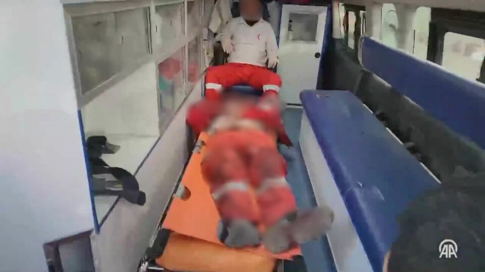 Faktisk Verifiserbar kan bekrefte at to videoer viser de drepte ambulansearbeiderne fra Røde Halvmåne som ankommer Al-Aqsa sykehus.