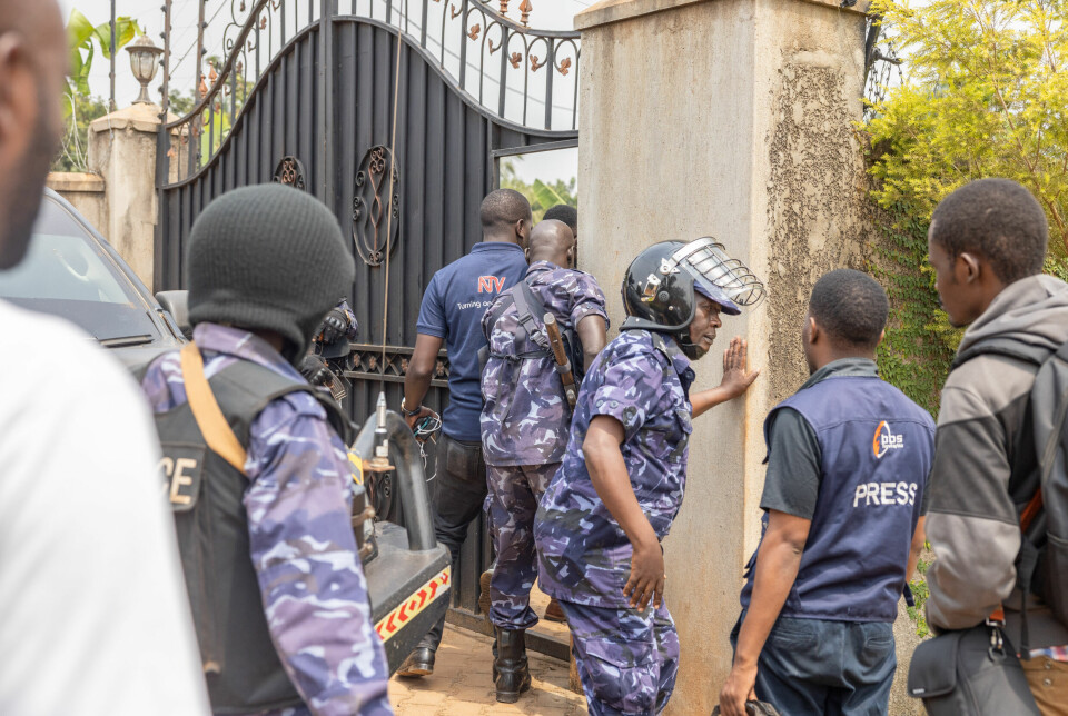 Journalister prøvde å ta seg inn i opposisjonspolitiker Bobi Wines hus i Kampala, men ble jaget vekk av politiet som nektet adgang.
