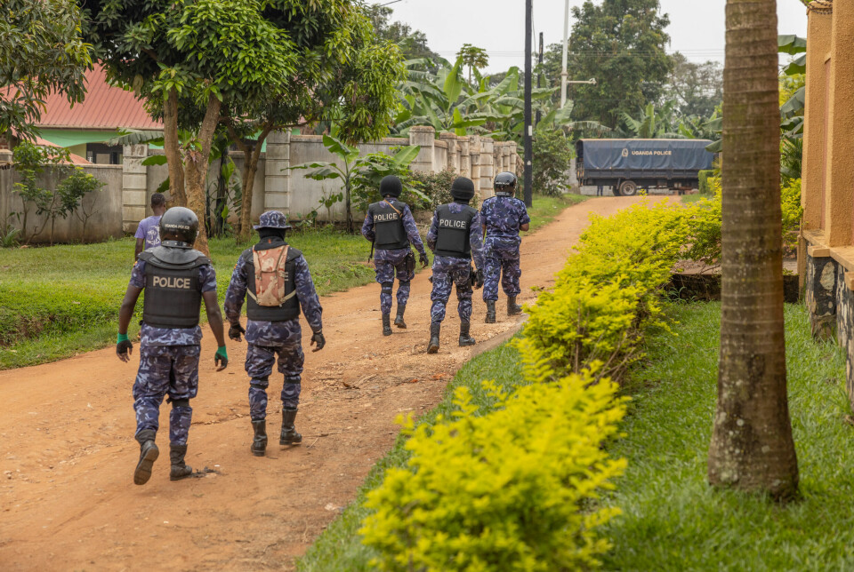 Store politistyrker var tilstede utenfor opposisjonspolitiker Bobi Wines hus torsdag. Politi og militæret stengte inngangene og veien fram til huset var blokkert av en lastebil fra politiet.