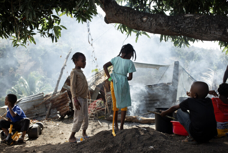 Barn leker i Kawéni. Havparten av innbyggerne på Mayotte er under 18 år, ifølge INSEE:.