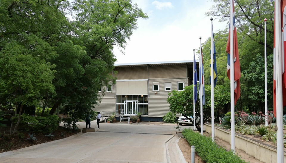 Ambassadekomplekset i Juba, som tidligere ble omtalt som «fellesnordisk», har med årene fått et mindre nordisk preg. Det danske flagget til høyre er i dag erstattet av det ukrainske. Nå planlegger også Sverige å trappe ned.