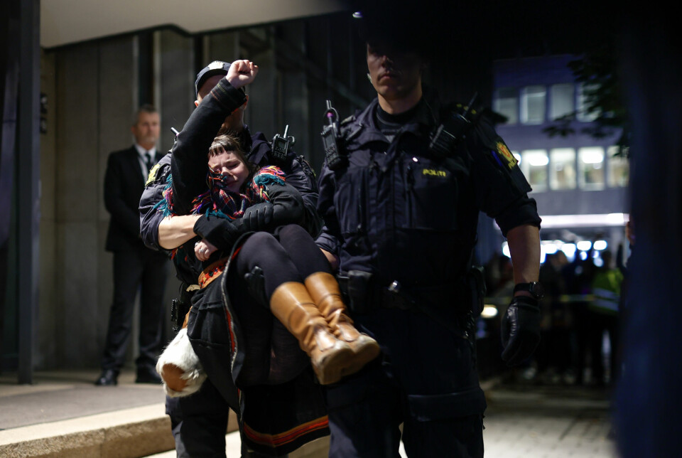 Fosen-aksjonister ble båret ut av Stortinget av politiet 11. oktober. Demonstrasjonen fant sted to år etter at Fosen-dommen falt, der Høyesterett fastslo at vindturbinene på Fosen strider med urfolks rettigheter og menneskerettighetene.