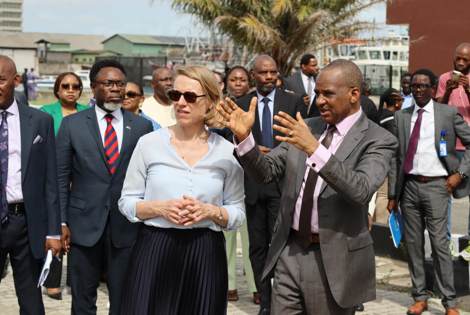 Tidligere utenriksminister Anniken Huitfeldt (Ap) på omvisning på Nimasa, Nigerias myndighet for sikkerhet til havs. Her sammen med direktør Bashir Yusuf Jamoh.