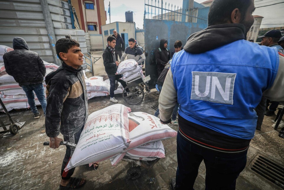 Fordrevne palestinere mottar matvarehjelp fra FN-organisasjonen for palestinske flyktninger (UNRWA) i Rafah på den sørlige Gazastripen 28. januar 2024, midt i pågående kamper mellom Israel og den palestinske militante gruppen. Flere land, med USA i spissen, har stanset støtten til FN-organisasjonen.