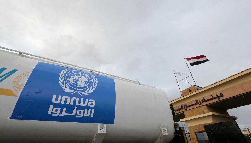 En lastebil som tilhører FN-organisasjonen UNRWA på vei inn til Gaza. USA og en rekke andre land har stanset hjelpen til organisasjonen etter anklager om at 12 av de 30 000 ansatte skal ha deltatt i angrepet mot Israel 7.oktober.