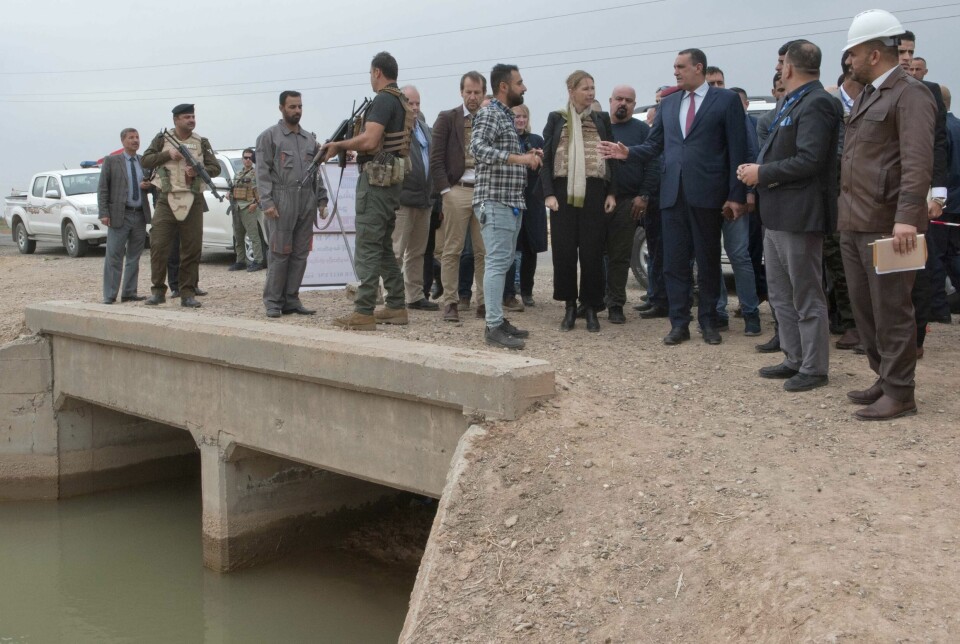 Mens få land sender sine diplomater ut på «feltbesøk» på grunn av sikkerheten, er Tone Allers, Norges tidligere ambassadør i Jordan med ansvar for Irak, her ute for å se på restaureringen av en vanningskanal i Hawija i Irak i 2019. Nå anklages FN-programmet UNDP i Irak for omfattende korrupsjon.