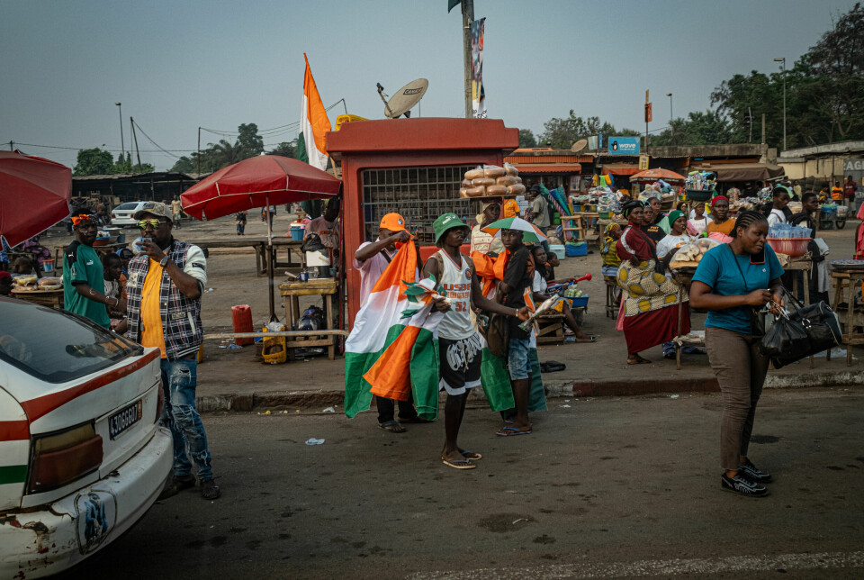 Over alt selges varer med de ivorianske farger. Her fra gaten i Abidjan, Elfenbenskystens største by.