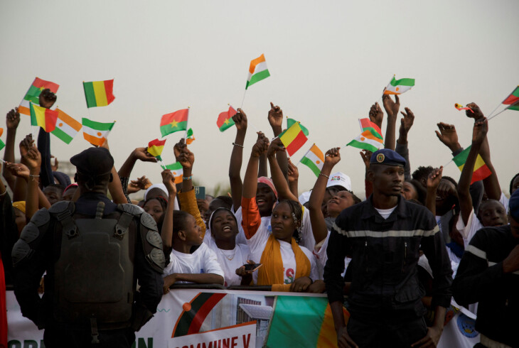 Juntaen i Mali har oppmuntret folket til å delta i demonstrasjoner til støtte for beslutningen deres om utmelding av ECOWAS. Bildet er fra en støttedemonstrasjon i hovedstaden Bamako 1. februar.