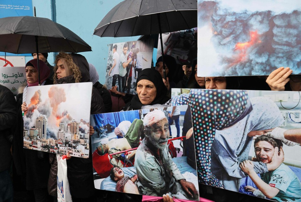 Palestinske flyktninger demonstrerte utenfor kontorene til FNs hjelpeorganisasjon for palestinske flyktninger (UNRWA) i Libanons hovedstad Beirut 30. januar, etter at flere land frøs støtten til FN-organisasjonen.