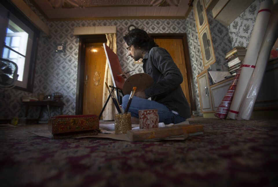 Tabish Haider, som både er grunnlegger av en ideell organisasjon og kunstner, maler i huset sitt i Srinagar i det indisk kontrollerte Kashmir. Norges kulturbistand går blant annet til aktører som jobber for å beskytte kunstneres ytringsfrihet og sikkerhet.