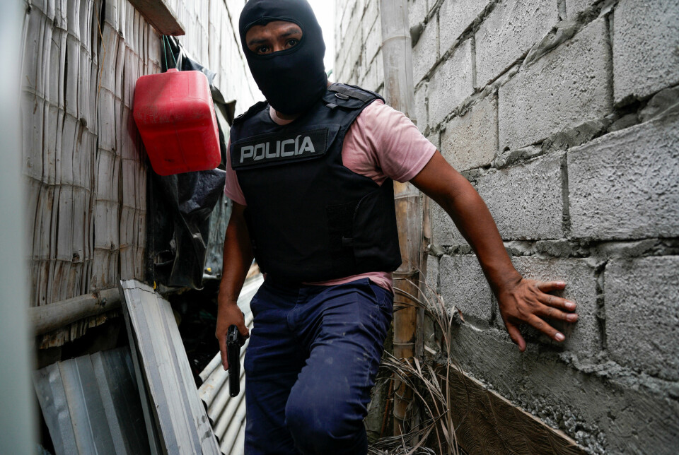 En politimann jakter kriminelle i et fattig strøk i Duran i Ecuador den 1. februar. Aksjonen er del av offensiven regjeringen har satt i gang mot kriminelle gjenger i landet. Menneskerettighetsforkjempere mener dette går ut over mange uskyldige fattige, uten rettssikkerhet.