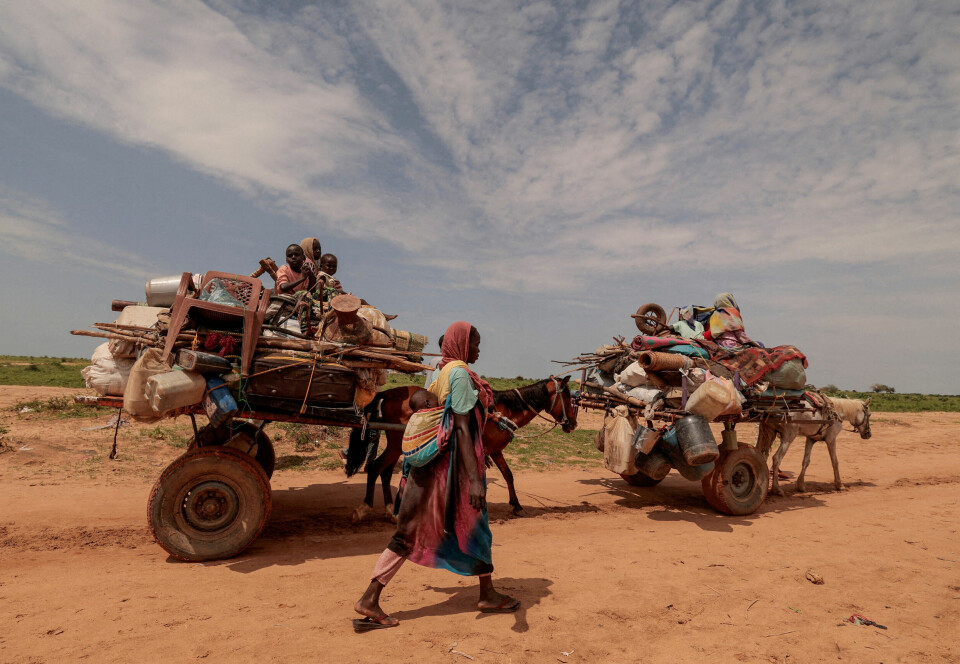 En sudansk kvinne og barna hennes på flukt fra Murnei i Darfur-regionen til nabolandet Tsjad. Bildet er fra grenseområdet mellom Sudan og Adre i Tsjad.