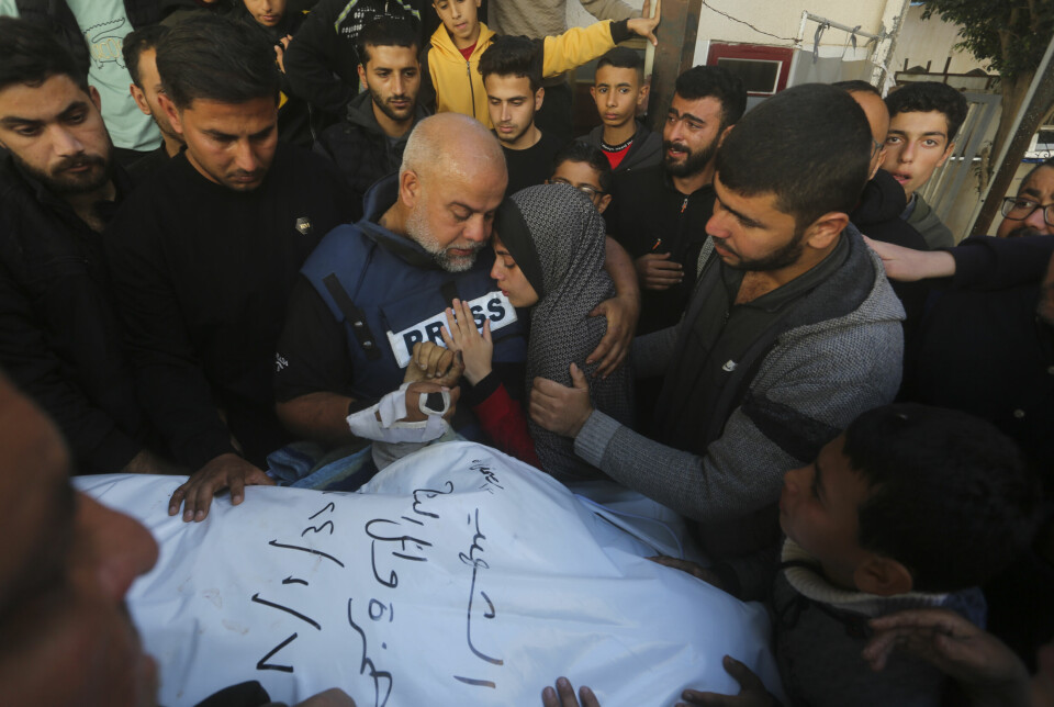 Al Jazeera-journalisten Wael Dahdouh holder hånden til sin avdøde sønn Hamza, som også jobbet for det arabiske mediehuset inntil han ble drept i et israelsk luftangrep i Rafah, sør på Gazastripen, 7. januar. Siden krigens utbrudd har Dahdouh mistet konen sin, tre barn og ett barnebarn.