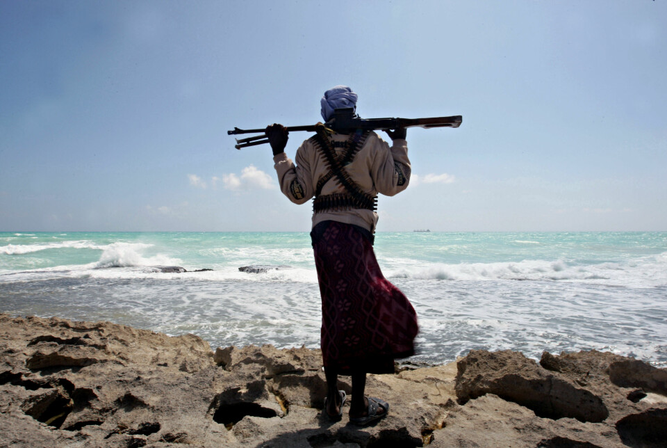 KN-prosjektet skulle blant annet gi somalisk ungdom alternativer til piratvirksomhet og radikalisering. Men millioner av kroner ble stjålet. Her skuer en pirat ut mot et gresk lasteskip som ble holdt av sjørøvere utenfor Hobyo i 2010, det året KN-prosjektet startet opp i Somalia.