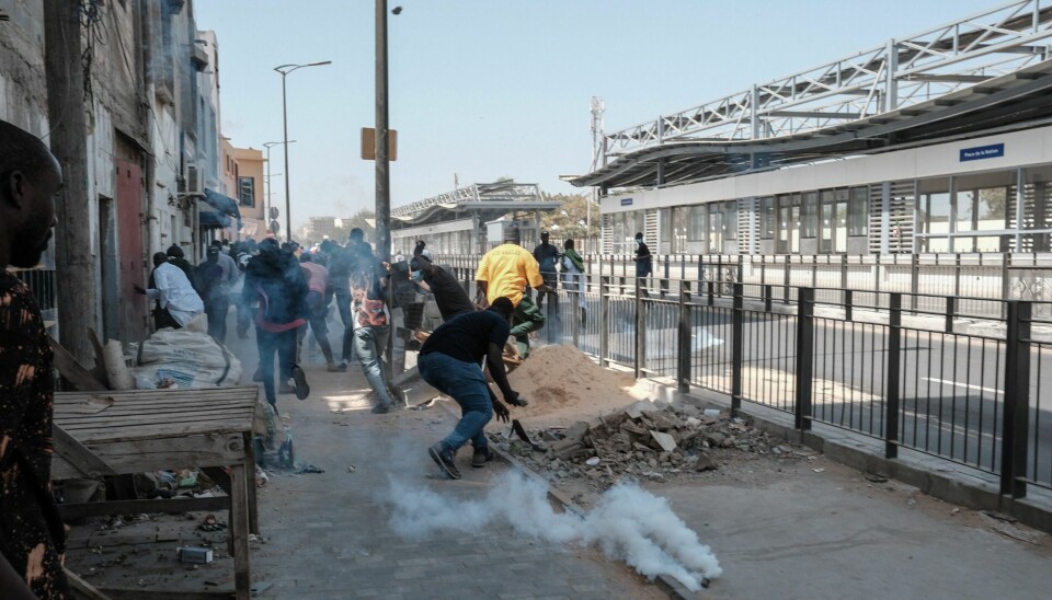 Demonstranter løper vekk fra tåregass og røykgranater fra sikkerhetspolitiet. I går var det nye protester i gatene etter at Senegals president Macky Sall annonserte utsettelse av valget.