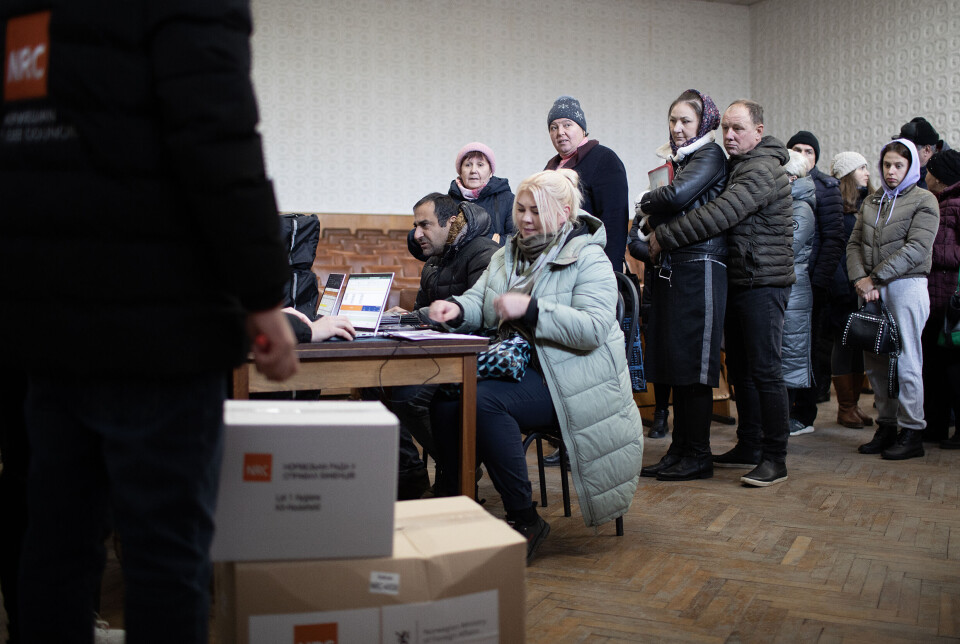 Over 120.000 ukrainske flyktninger befinner seg fortsatt i Moldova, et av Europas fattigste land. På bildet deler Flyktninghjelpen ut såkalte vinterpakker med varme klær og annet flyktningene trenger gjennom vinteren.