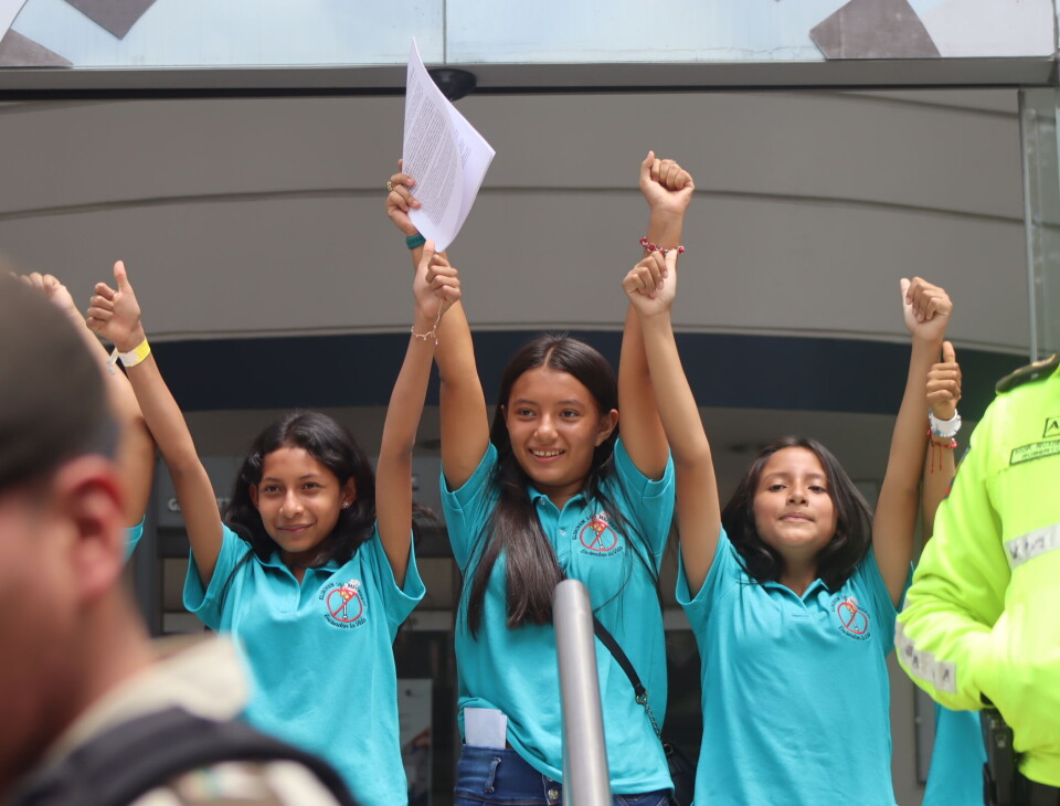 Leonela Moncayo og åtte andre jenter står i bresjen. Flere av de unge aktivistene har opplevd at familiemedlemmer har blitt syke fra forurensning de mener gassbrenningen forårsaker.