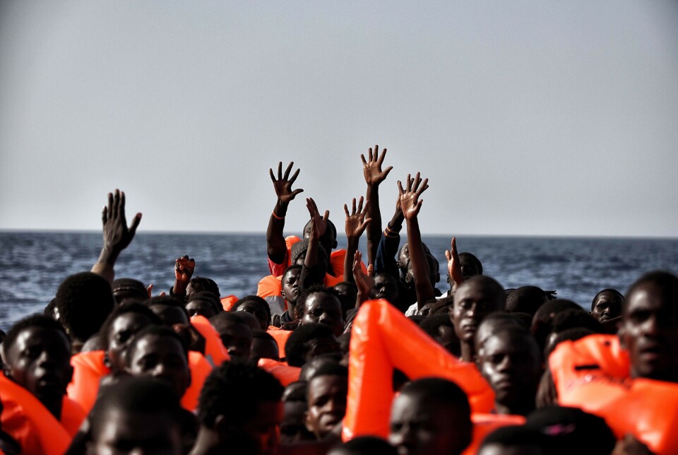 Migranter ventet på å bli reddet av et redningsfartøy utenfor kysten av Libya 3. oktober 2016.