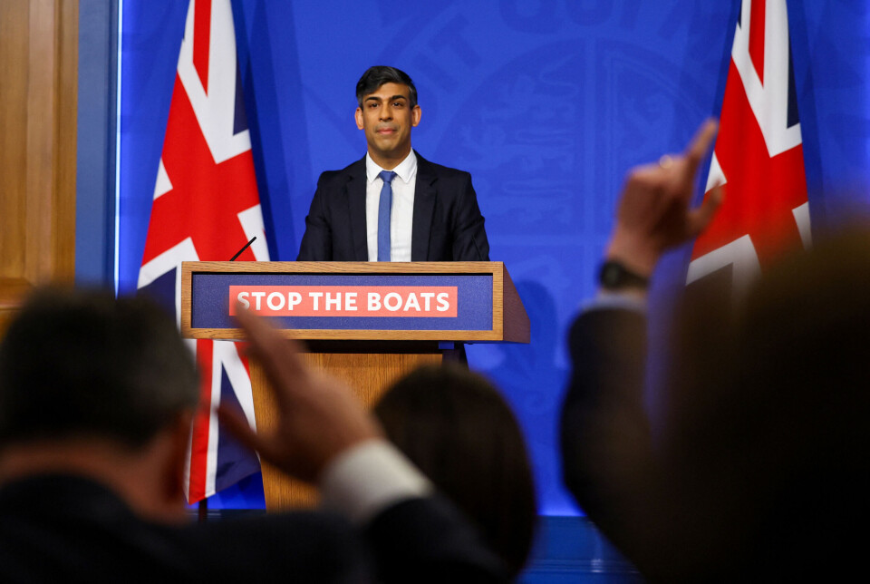 Statsminister Rishi Sunak under en pressekonferanse i London mandag. På talerstolen står slagordet «stopp båtene» skrevet. Å redusere antallet migranter som kommer sjøveien til Storbritannia er nemlig en av Sunaks kampsaker, og han mener Rwanda-planen vil gjøre at færre migranter kommer til Storbritannia.