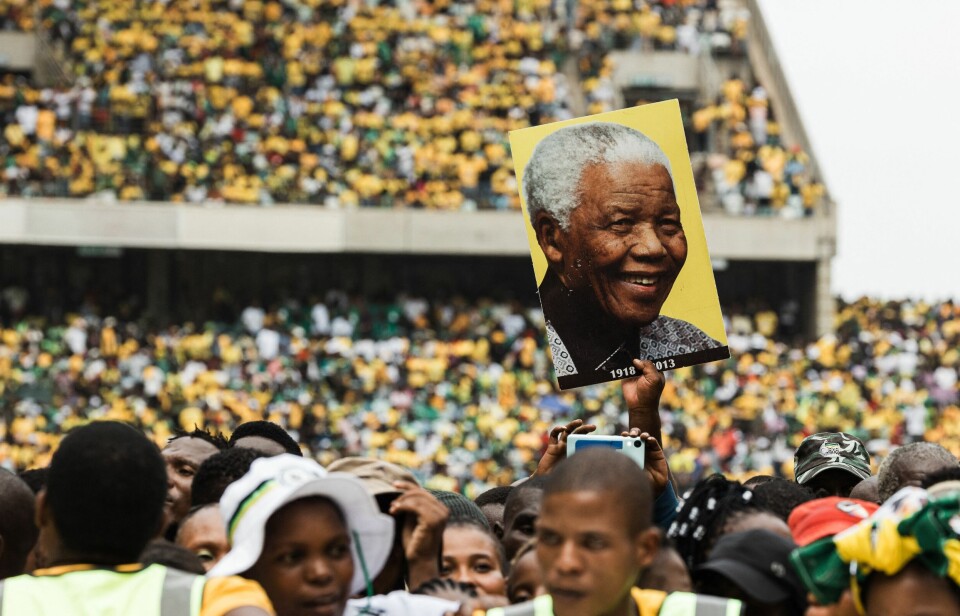 Tilhengere av det sørafrikanske regjeringspartiet African National Congress (ANC) holdt opp en plakat av frigjøringshelten og tidligere president Nelson Mandela under et valgkamp-arrangement i Durban 24. februar.