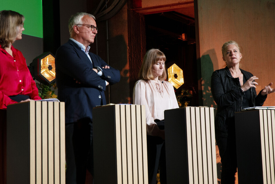 Hilde Frafjord Johnson (t.h.) i panelsamtale etter Norads presentasjon av bistandsstatistikken.