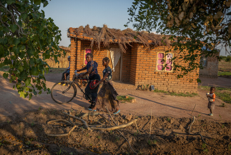 Småbønder i landsbyen Machilinga i Malawi er skuffet over manglende resultater fra et prosjekt støttet av Utviklingsfondet og deres lokale partner. – Jeg blir sint når jeg tenker på det, sier Gloria Paul (til venstre) som har brukt mye tid på å legge planer for hva som skulle gjøres i området.