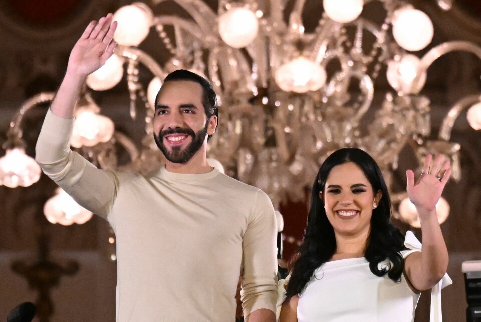 El Salvadors president Nayib Bukele og hans kone Gabriela Rodriguez vinket til velgerne etter valgseieren 4. februar i år.
