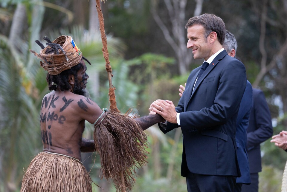 Frankrikes president Emmanuel Macron under et besøk til Ny-Kaledonia i fjor sommer. Urbefolkningen ble brutalt behandlet under kolonitiden. De ble utsatt for massakrer, tvangsflyttet, brukt som slaver og mange døde av sykdommer europeerne brakte med seg.