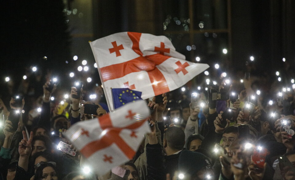 Protestene fortsetter i Georgia etter at loven mot «utenlandske agenter» ble vedtatt av parlamentet 14. mai. Presidenten har siden lagt ned veto mot loven, som gir myndighetene fulle innsynsmuligheter i ikke-statlige organisasjoner som får minst 20 prosent av finansieringen fra utlandet, men parlamentet er ventet å overstyre vetoet.