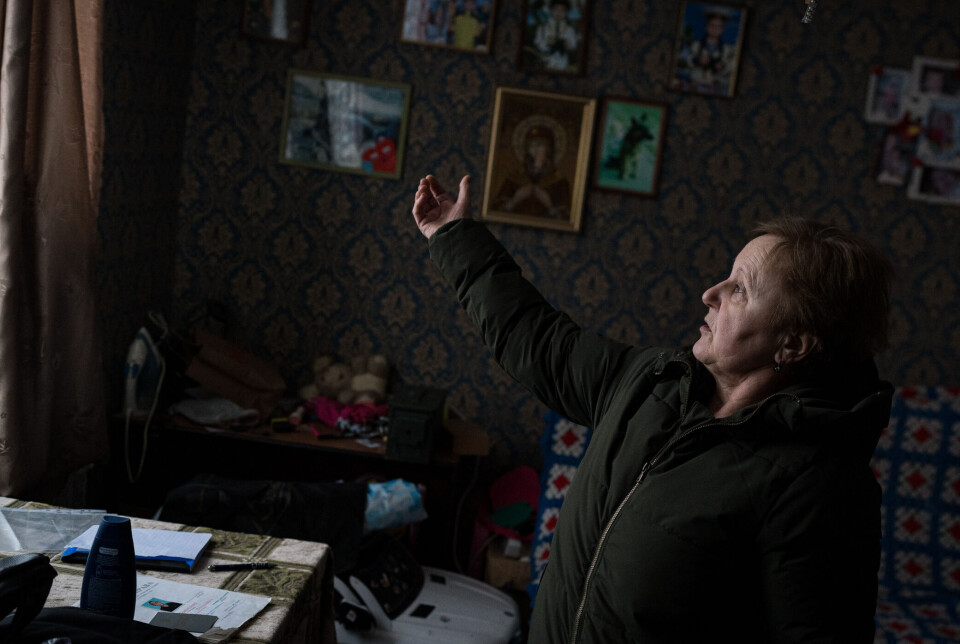 Bilder av barn og barnebarn pryder veggen i stua hos Olga Nizhnyk.