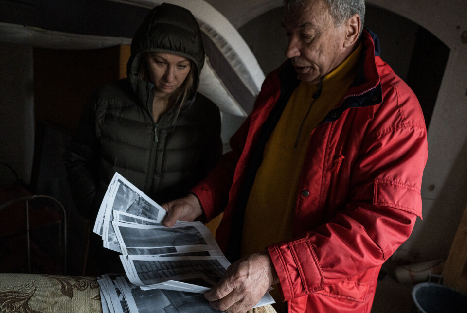 Kommunens gjenoppbyggingssjef Olga Prylypko får se bilder av de omfattende skadene på Serhiy Pashynskiys hus.