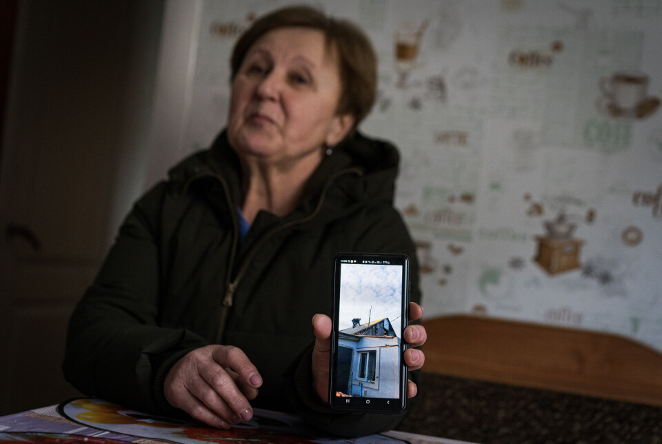 En lokal snekker gjorde jobben da taket på Olgas hus ble reparert. Et norskstøttet prosjekt i regi av Verdensbanken dekket utgiftene.