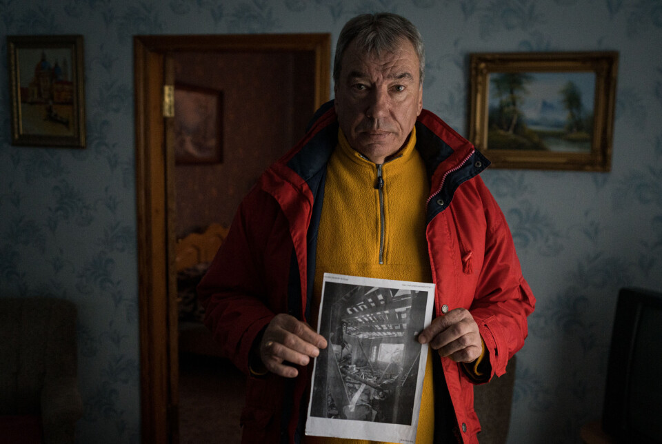 Kampene om Hostomel varte i mange uker og førte til enorme ødeleggelser i byen. Her viser Serhiy Pashynskiy fram et bilde av skadene på huset etter at russerne angrep.