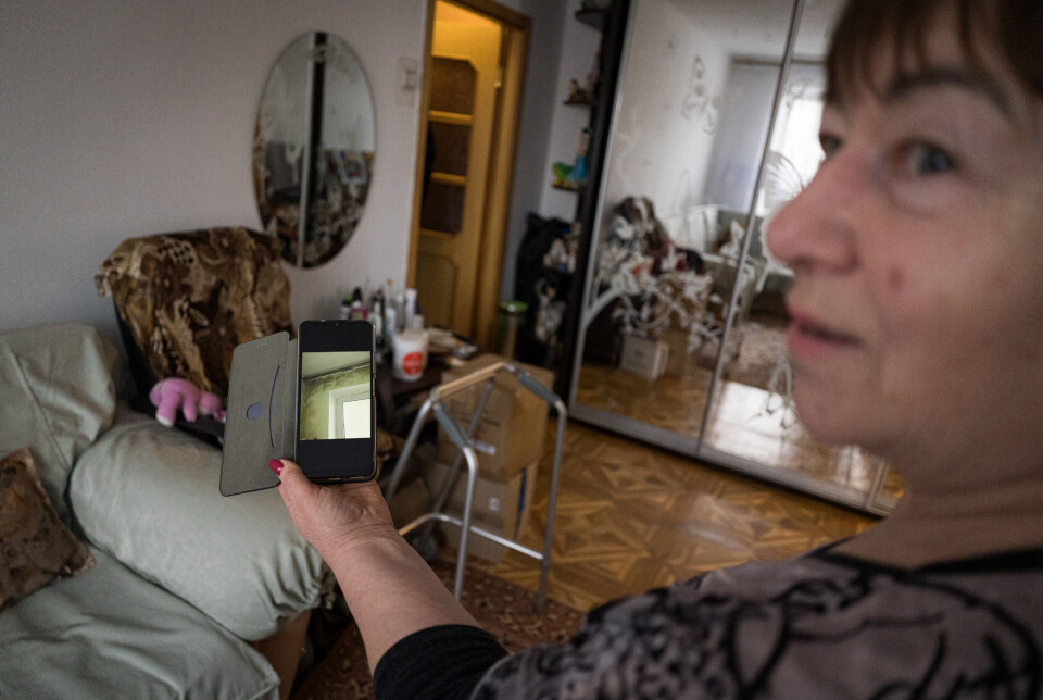 Olena Verloka viser en video tatt før huset ble reparert. Balkongen, taket og garasjen fikk store skader under de russiske angrepene.