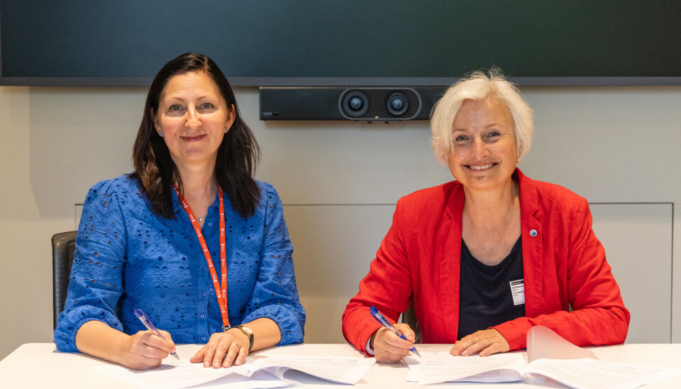 Lisa Sivertsen, direktør i Norads avdeling for menneskerettigheter og velferd, og Ida Oleanne Hagen, generalsekretær i FORUT, signerer en rammeavtale som vil gi Fortut støtte på over 200 millioner kroner de neste fem årene. Pengene skal blant annet brukes til arbeid med barns rettigheter og psykiske helse.