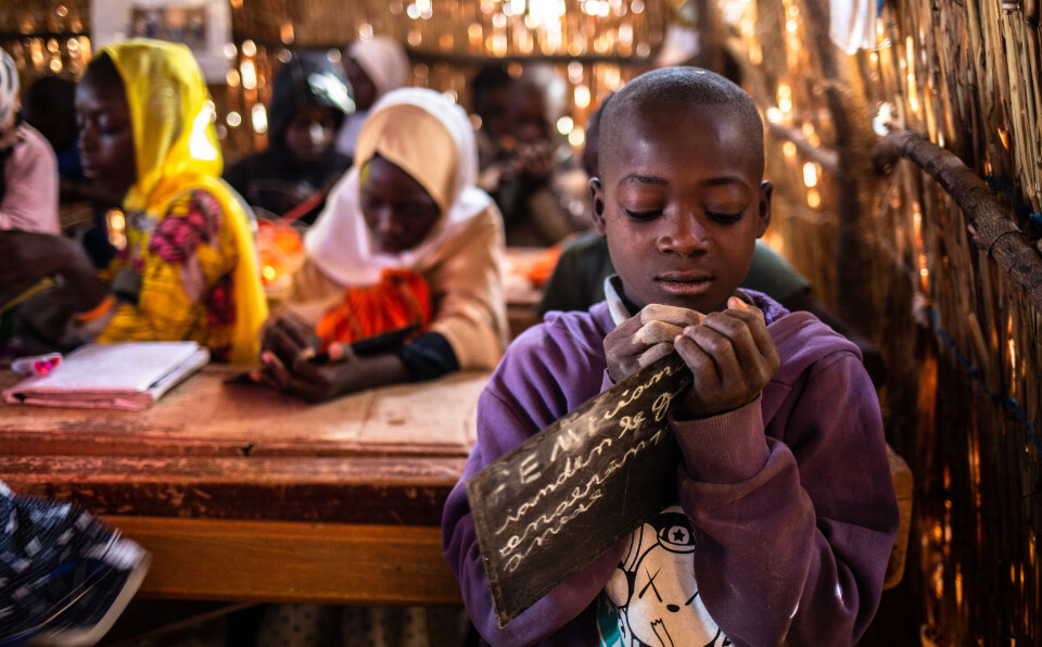 Behovene for humanitær hjelp i verden er økende, og FN og andre hjelpeorganisasjoner mangler penger til det de mener er helt nødvendig hjelp. Et eksempel er Niger, der bildet er fra. Der var det kun nok penger til å dekke rundt åtte prosent av behovet for utdanning til barn på flukt i fjor.