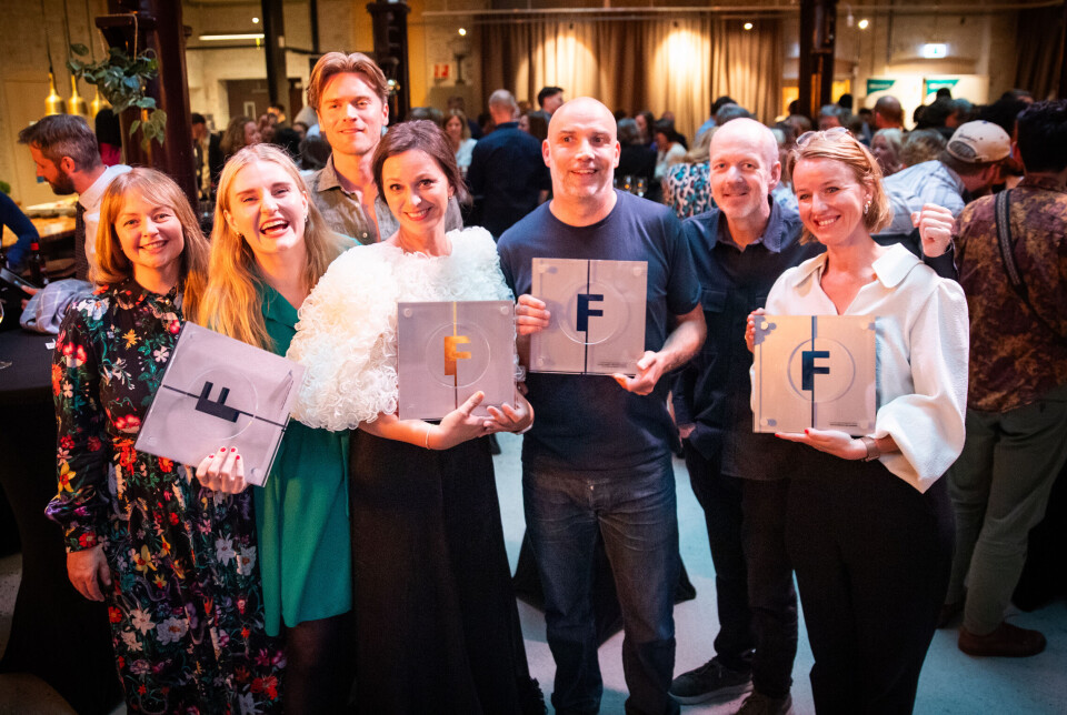 Panorama Nyheters redaksjon med samarbeidspartner Mediamania under utdelingen. F.v: Ingrid Vestre Haram, Sunniva Kvamsdal Sveen, Benjamin Gjerde (Mediamania), ansvarlig redaktør Elisabeth Onsum, Tor-Aksel Bolle, Øyvind Kristiansen (Mediamania) og kommunikasjonsdirektør i Norad, Martha Haukaas.