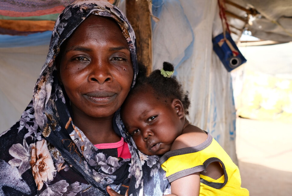Badria Ali Adam sammen med datteren Urania, som ble født på flukt i Sudan. Hun har bodd i transittleiren i Renk siden august i fjor, da de flyktet fra nabolandet til Sør-Sudan.