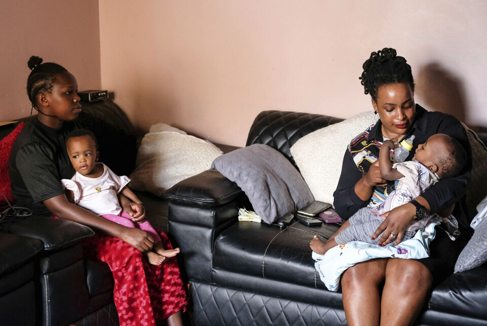 Caroline lkendi (t.h) mater sønnen Sanda. Hun forteller at hun hadde slitt uten hjelp fra ATTA Breastmilk Community.