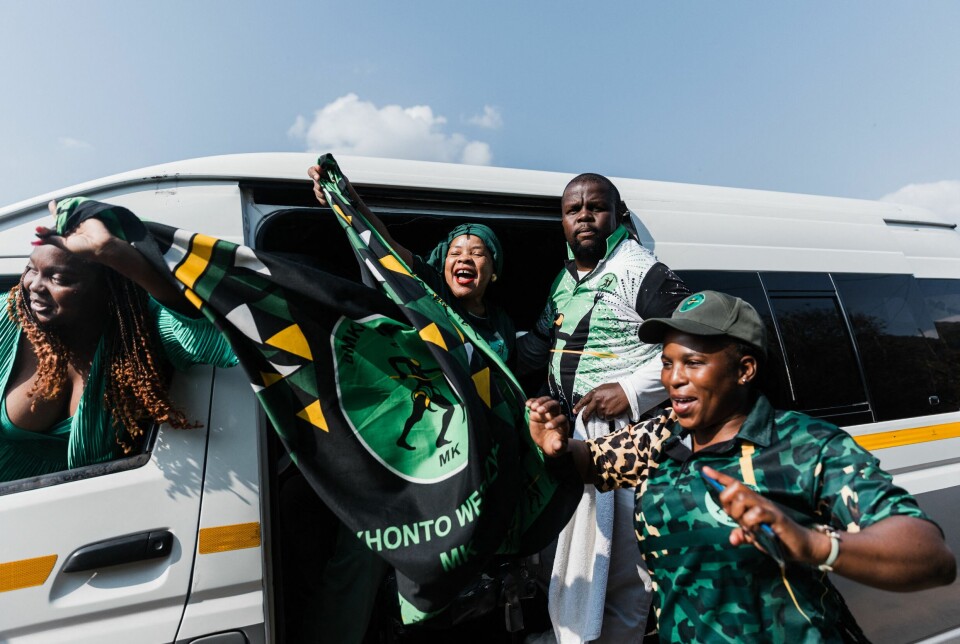 Tilhengere av det nyopprettede partiet uMkhonto weSizwe (MK) ropte slagord og veivet med flagg etter brakvalget 29. mai, der de fikk 15 prosent av stemmene. Det sør-afrikanske regjeringspartiet ANC mistet for første gang siden 1994 flertallet i parlamentet.