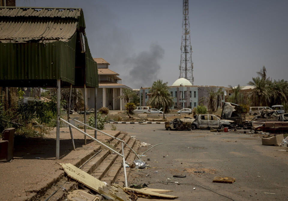 Den paramilitære gruppen Rapid Support Forces (RSF) antas å stå bak onsdagens massakre i Wad al-Nourah, Sudan. Bildet viser røyk som stiger opp fra et RSF-kontrollert område 25. april.