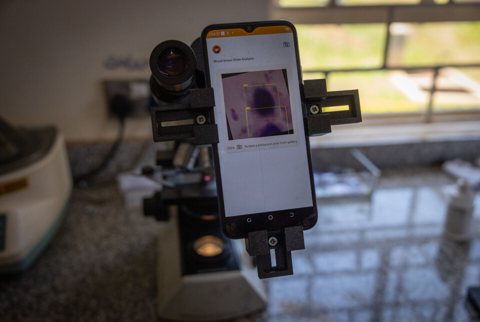 Med hjelp av mobilens kamera tas bilder av blodprøven, som siden analysers og gir et prøvesvar på kort tid.