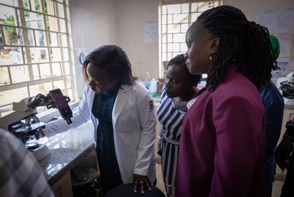 KI-forsker Rose Nakasi (til høyre) viser helsepersonell fra en klinikk i Kampala hvordan ny teknologi kan påvise malaria og andre sykdommer.