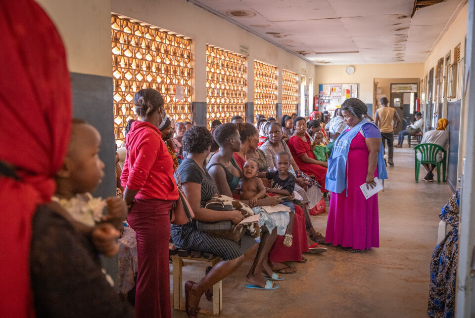 Pasienter venter på hjelp ved en klinikk i sentrale Kampala. Pågangen er stor og klinikken har få lab-teknikere og bare et mikroskop.