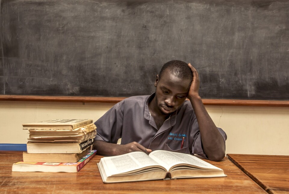 En medisinstudent studerer ved Lacor-sykehuset i Gulu i Nord-Uganda.