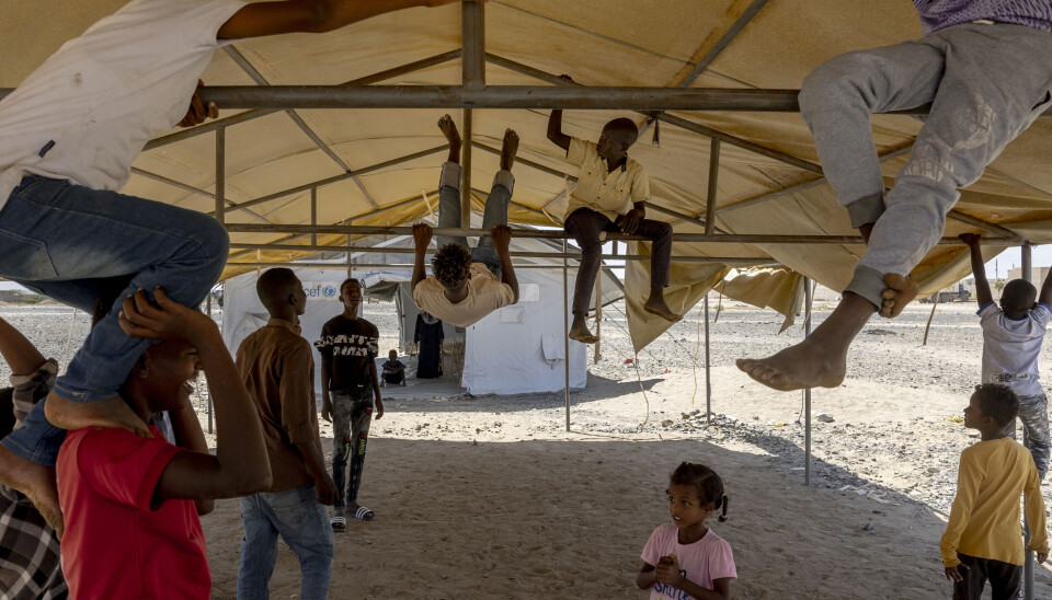 Barn og ungdommer leker i en flyktningleir i Port Sudan i april i år. Rundt ni millioner mennesker er blitt drevet på flukt som følge av konflikten i Sudan.