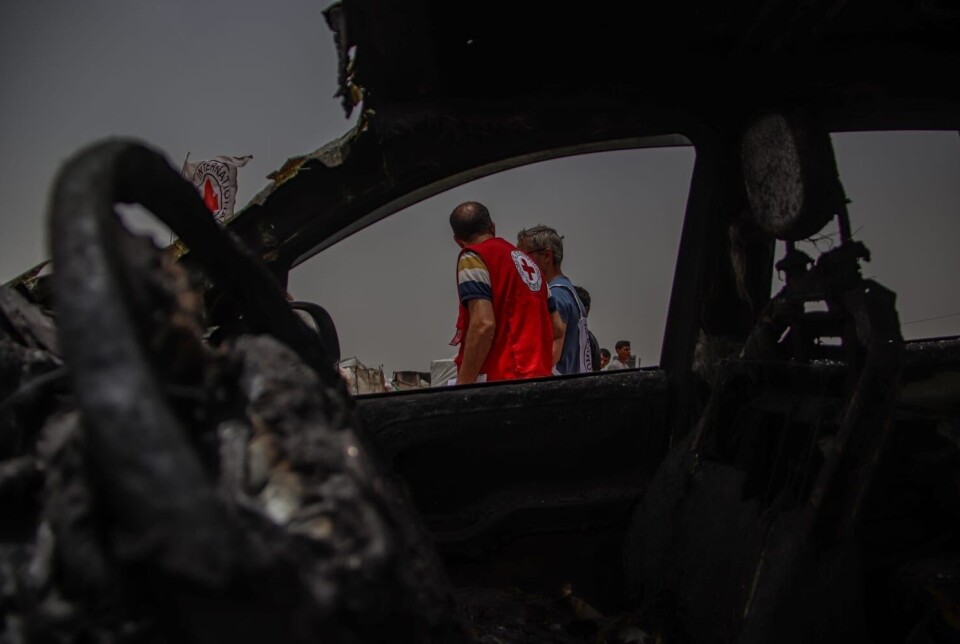 Både internasjonale Røde Kors og FN er rammet av angrep på Gazastripen de siste dagene. Bildet viser en hjelpearbeider fra Røde Kors etter et angrep mot en teltleir i Rafah 27. mai.