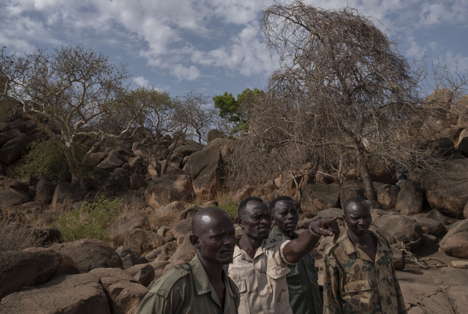SPMLN-soldater peker mot stedet der de sist har observert den sudanske hæren.