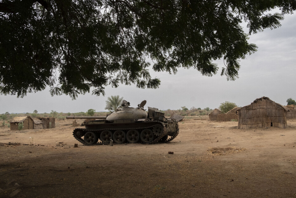 En ødelagt tanks fra Sudan Armed Forces (SAF) står igjen i en landsby i fjellene som opprørsgruppen SMPLN nå har tatt kontroll over.