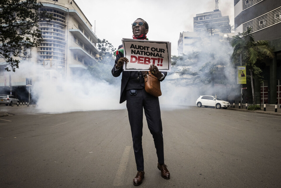 En ung demonstrant holder opp en plakat der han ber om tiltak mot høy utenlandsgjeld i Nairobi, Kenya, 16. juli.